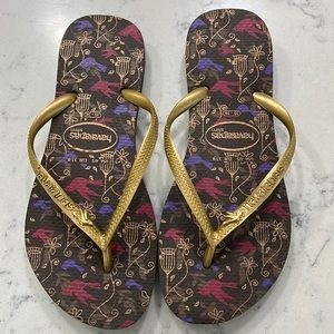 Gold Havaianas Size 4/5